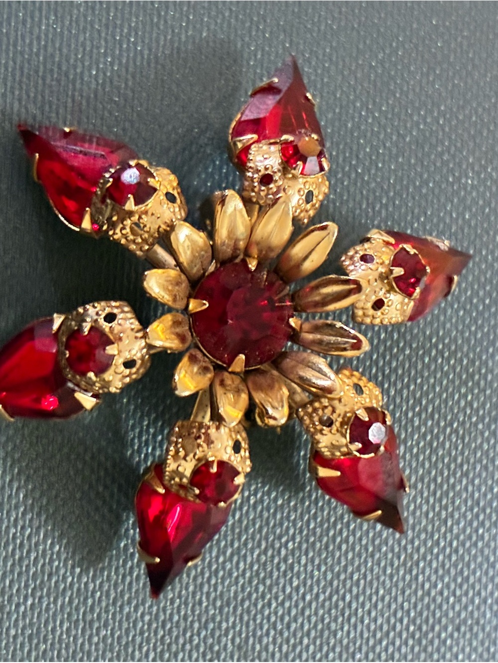 Vintage EUC Filigree Goldtone Red
Crystal Brooch